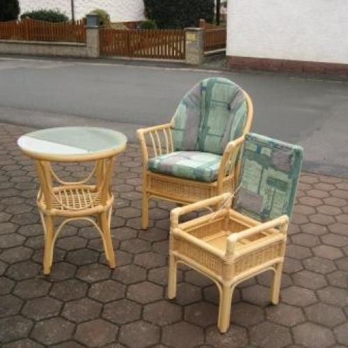 Rattanset - Sessel mit Tisch und Hocker